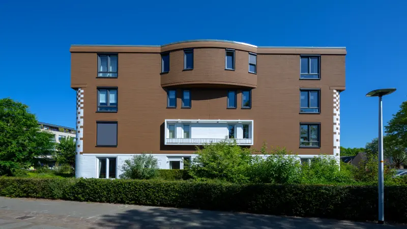 Wohnkomplex mit brauner Fassade