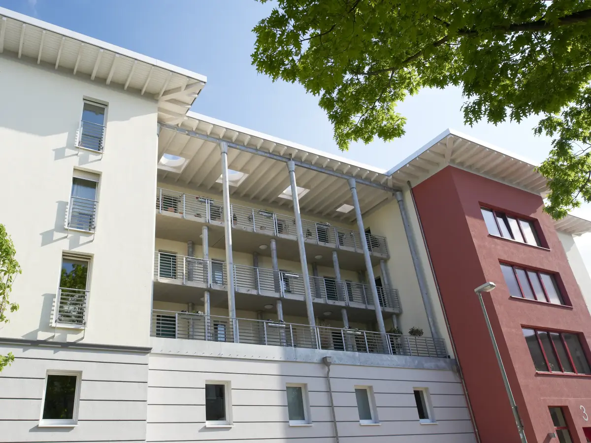 Ein rot weißes Mehrfamilienhaus