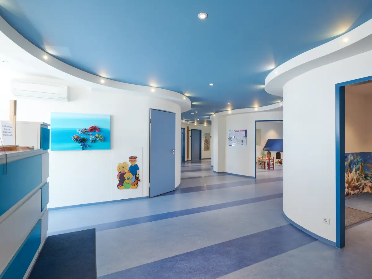 Sicht von der Theke in die Behandlungsräume