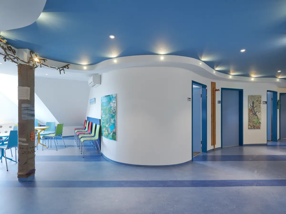 Wartezimmer mit blauer Decke und geschwungenen Wänden