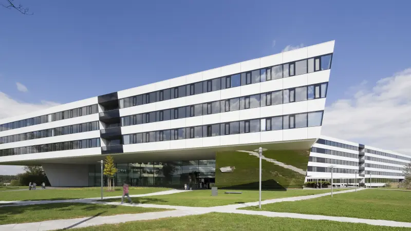 Adidas Gebäude von außen läuft spitz zu