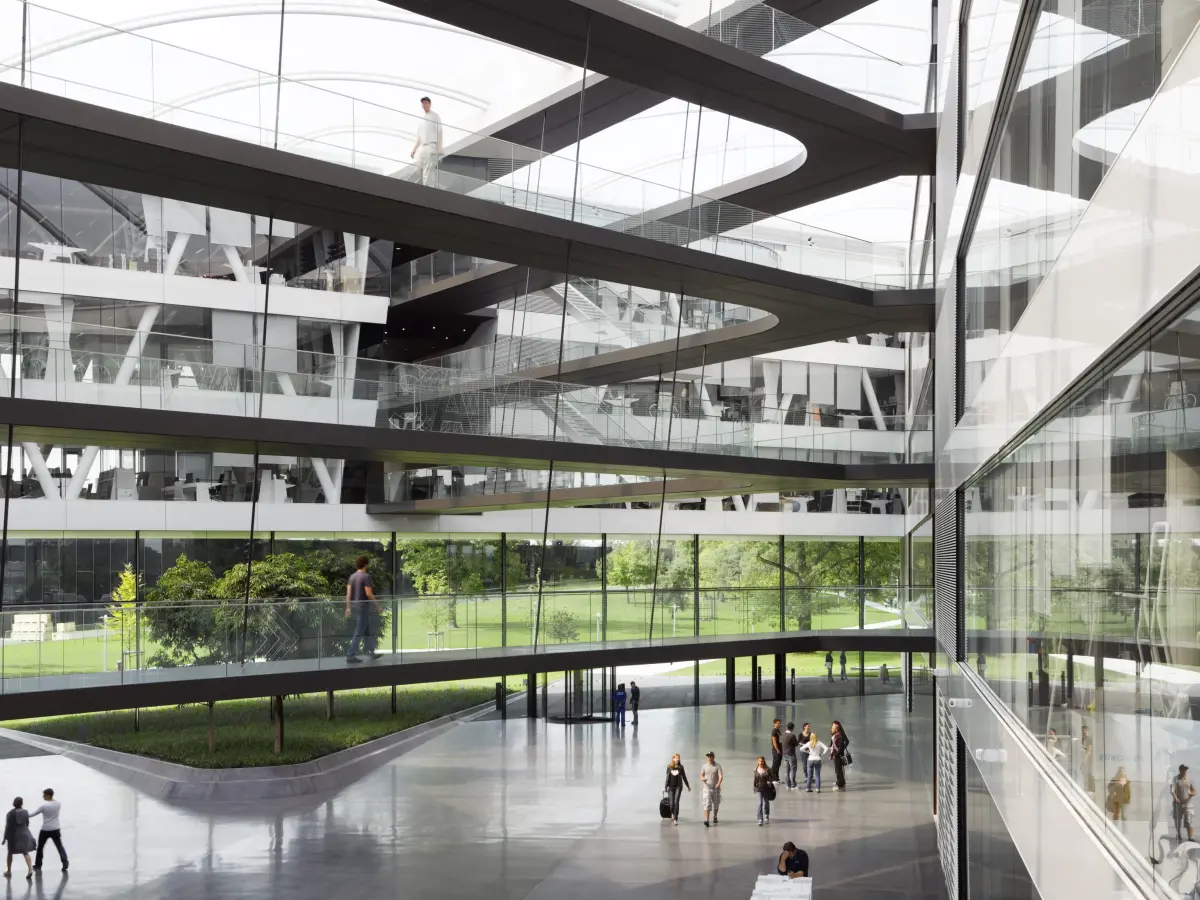 großer Atrium Bereich mit Stegen
