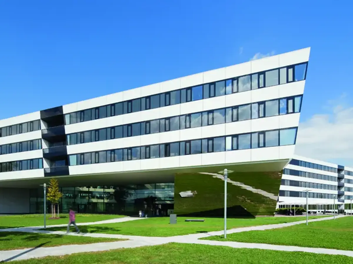 Außengebäude Adidas mit zulaufender Spitze