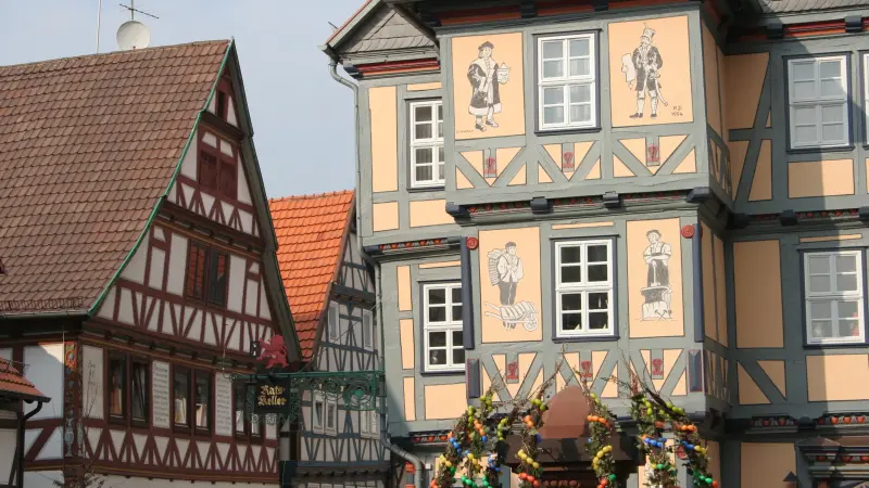 Fachwerkhaus mit Zeichnungen von damaligen Figuren mit unterschiedlichen Berufen