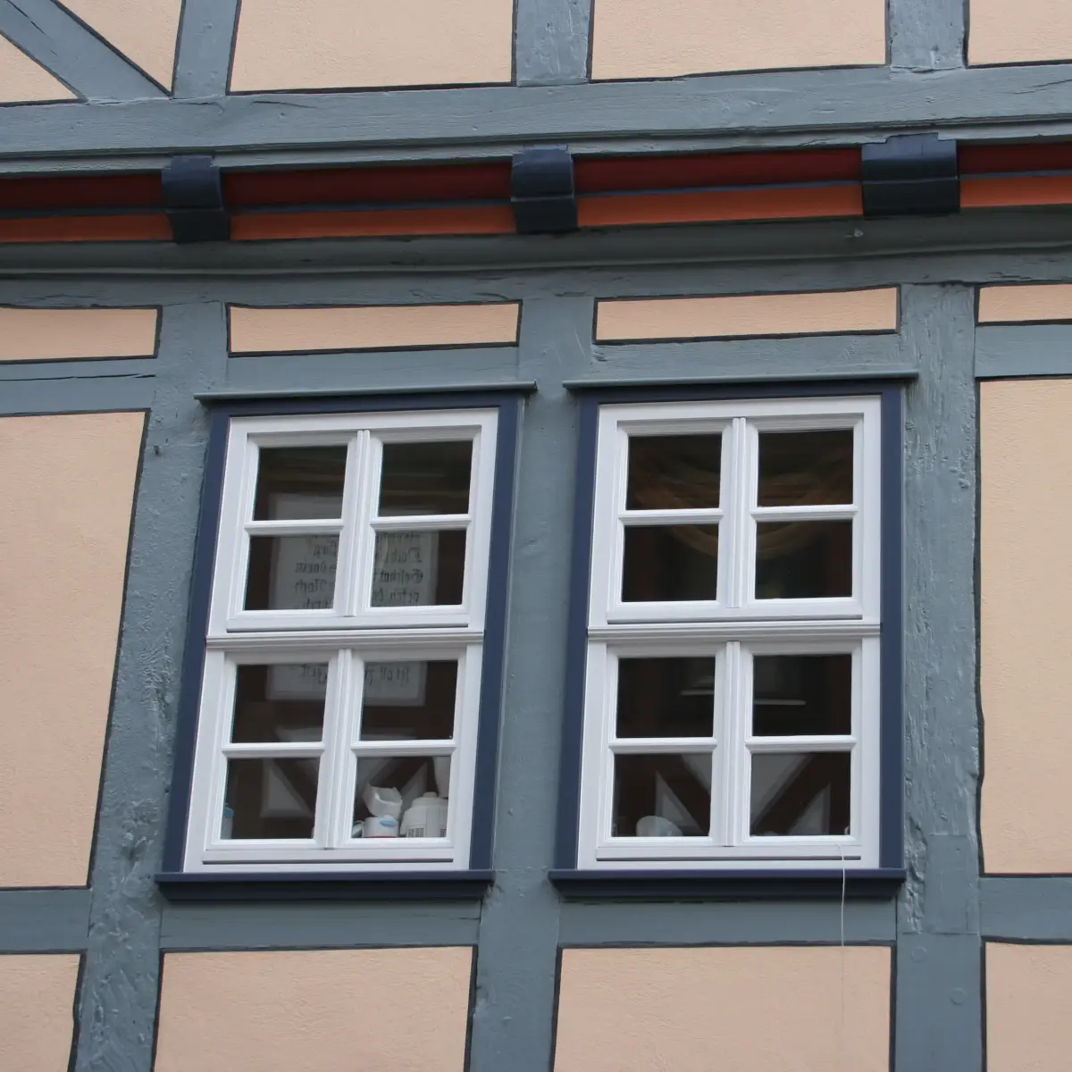 weiße Fenster mit blaugrauer Umrandung 