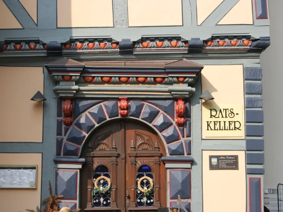 Verzierungen an der Holztür zum Ratskeller 
