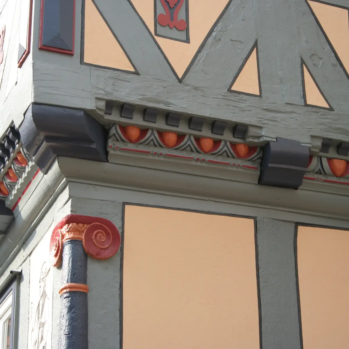 weitere Schmuckelemente und Eckschnitzereien an der Fassade 