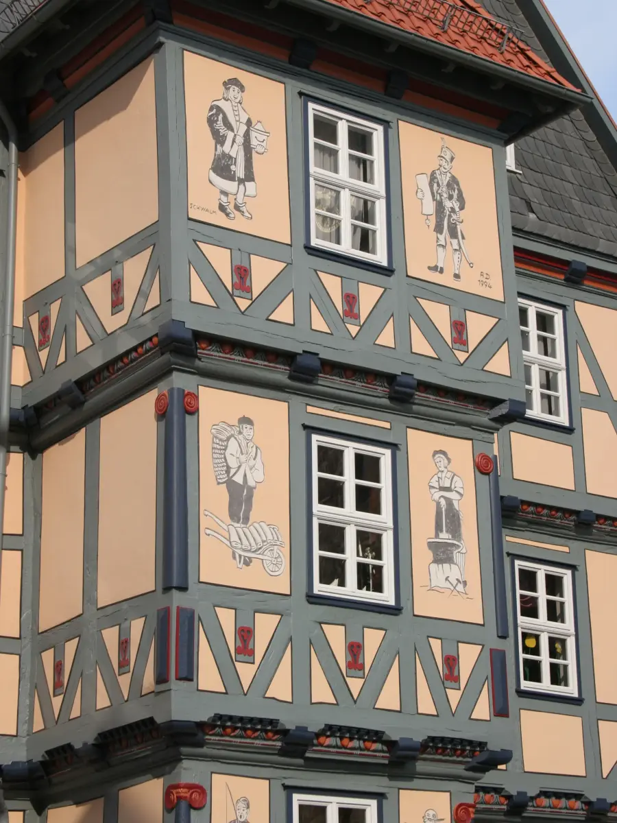 Nahaufnahme Kasein-Figuren in einem hellen Blaugrau und leicht farbigen Weiß