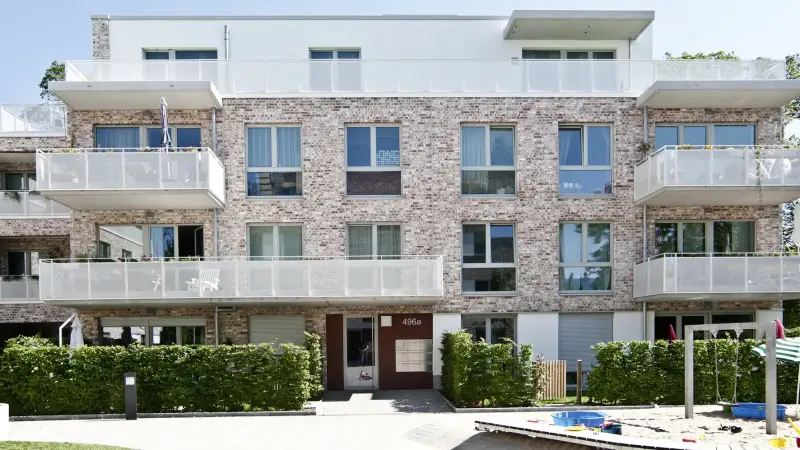Mehrfamilienhaus mit Fassade in beige