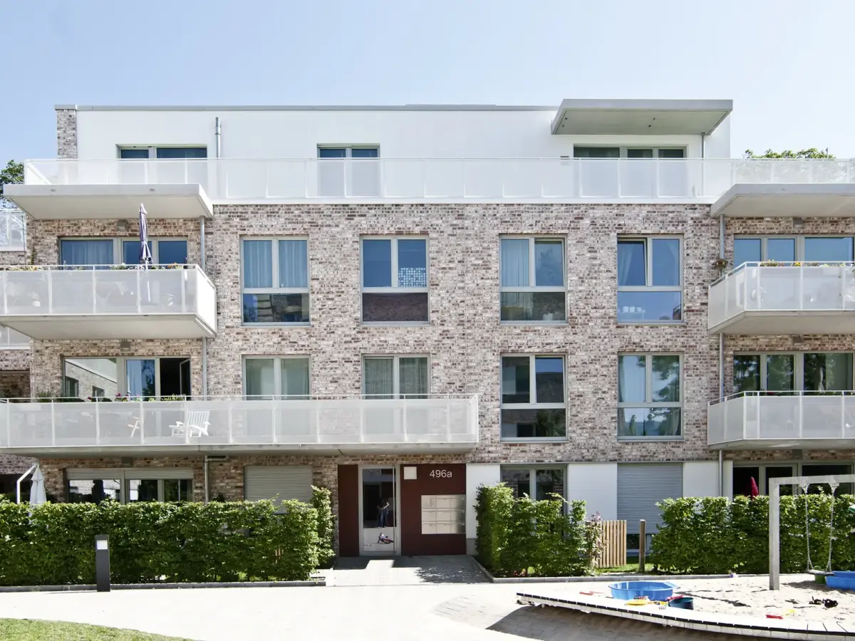 Fassade mit weiß gefleckten Ziegel-Vormauerwerk