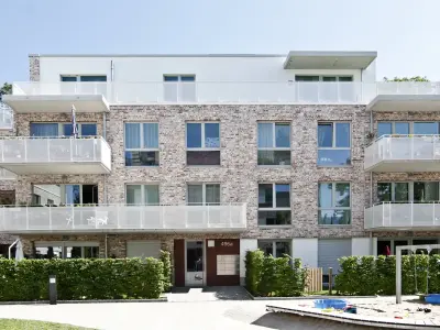 Mehrfamilienhaus mit Fassade in beige