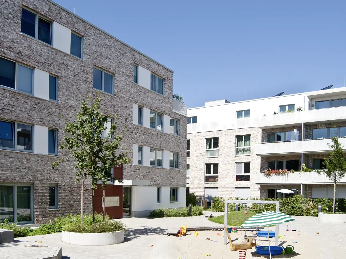 Haus mit langgestreckten Balkonen