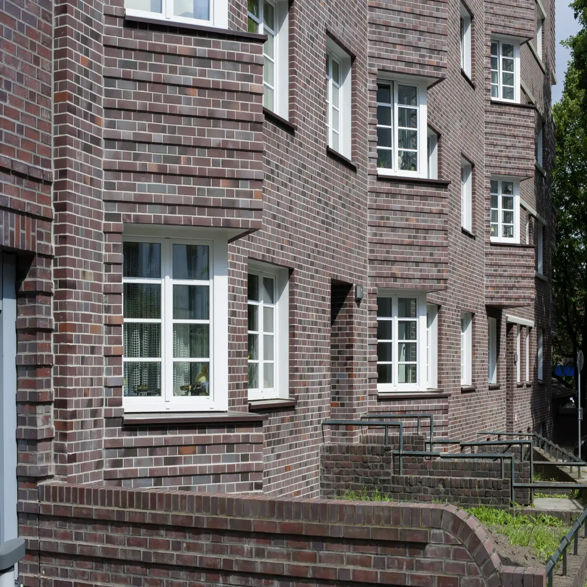 ein Gebäude mit roten Ziegelwänden