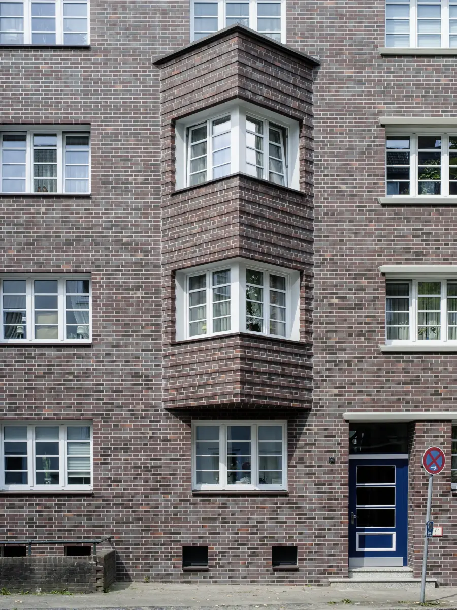 ein Gebäude mit roten Ziegelwänden