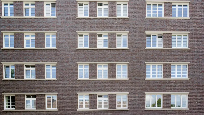 ein Mehrfamilienhaus mit roten Ziegeln