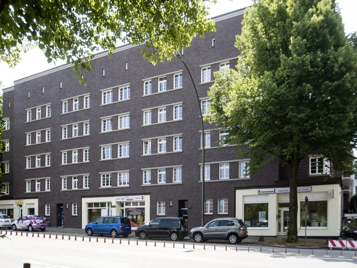 ein Mehrfamilienhaus mit roten Ziegeln