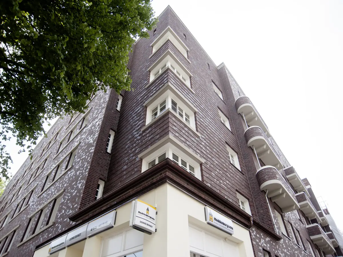 ein Gebäude mit roten Ziegelwänden