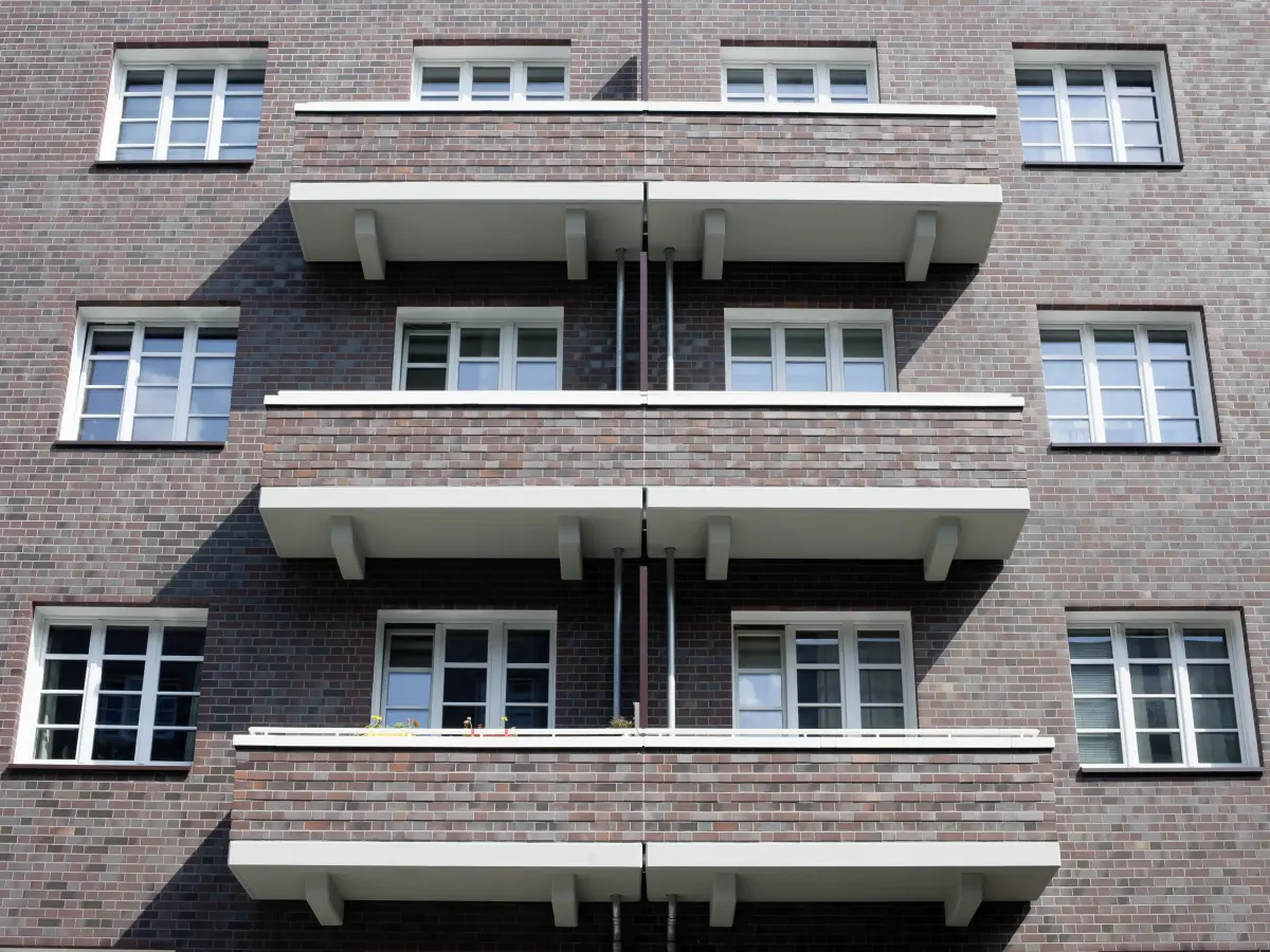 ein Gebäude mit roten Ziegelwänden