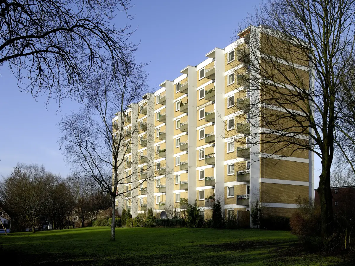 Ein Hochhaus mit gelber Farbe