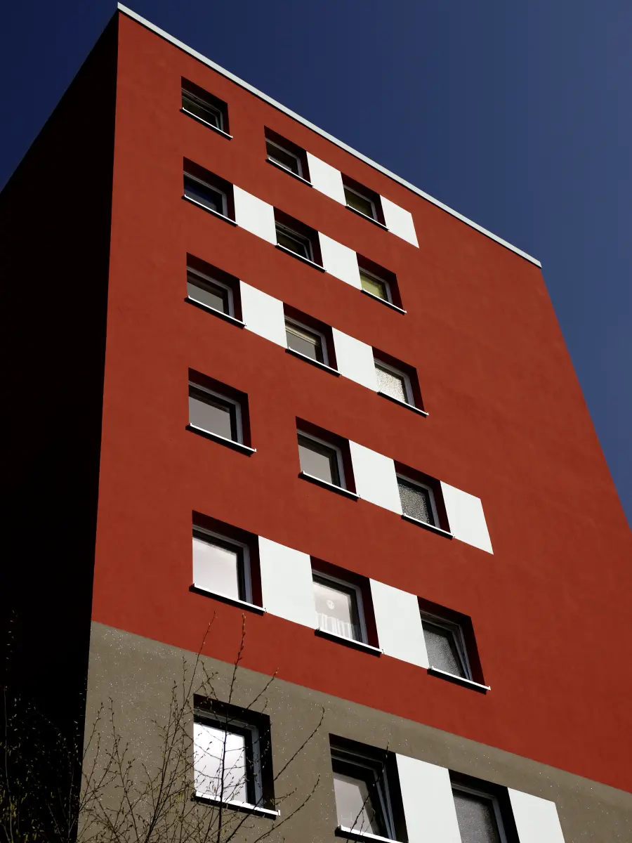 Rotes Mehrfamilienhaus in Hamburg 5