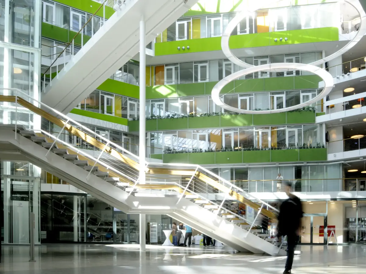 heller Eingangsbereich mit großer Treppe