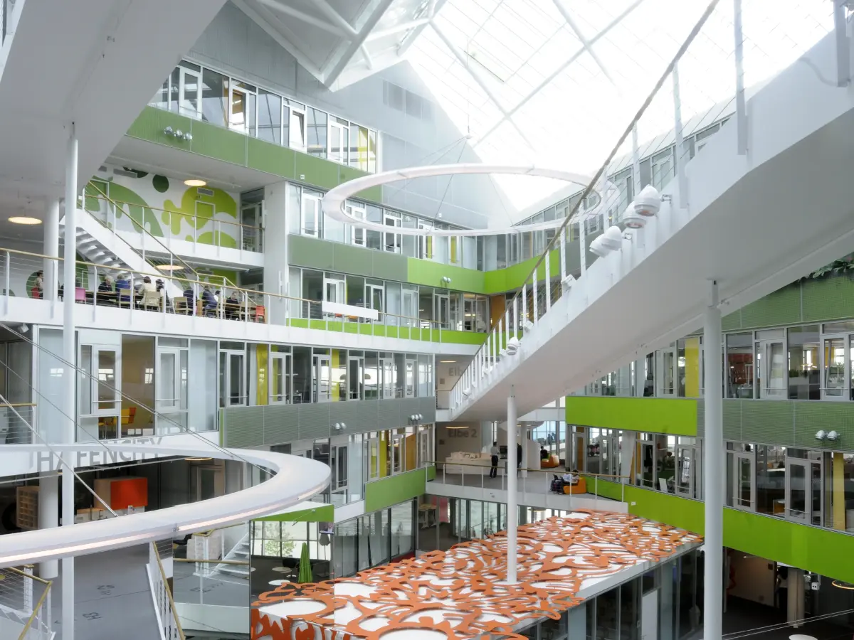 Sicht ins Atrium mit Stegen und Meeting Points