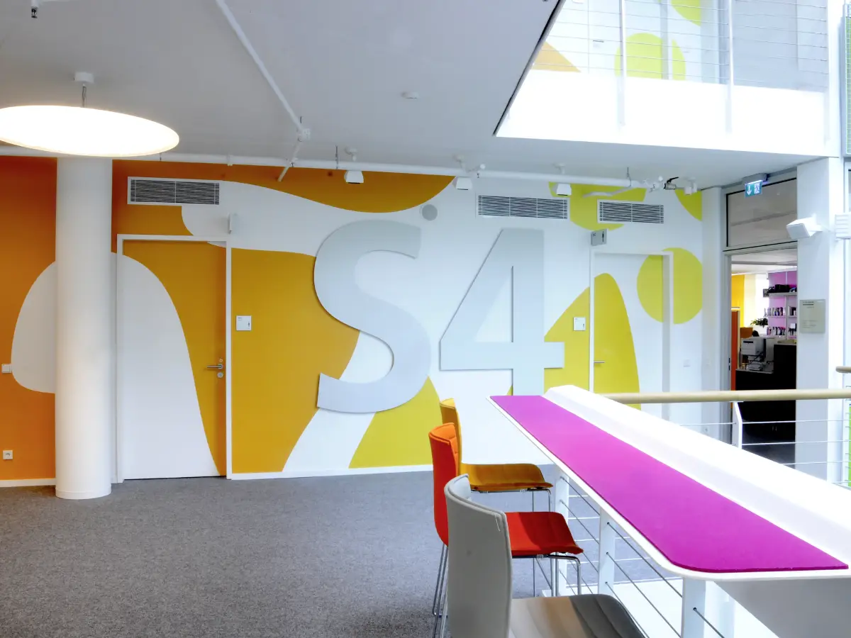 Etagenbezeichnungen vor auffälligem Hintergrund