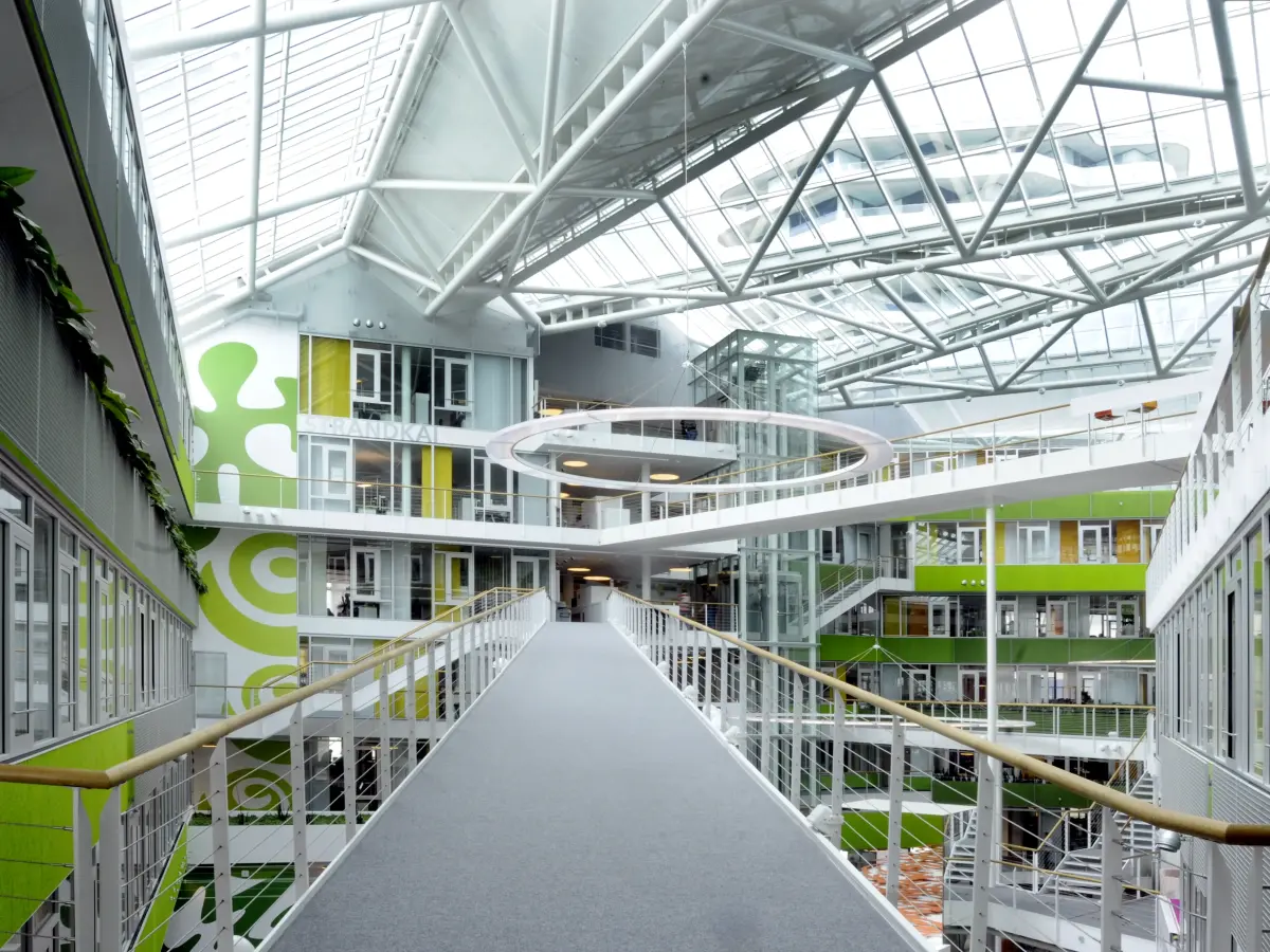 Atrium mit Steg zu Büroräumen