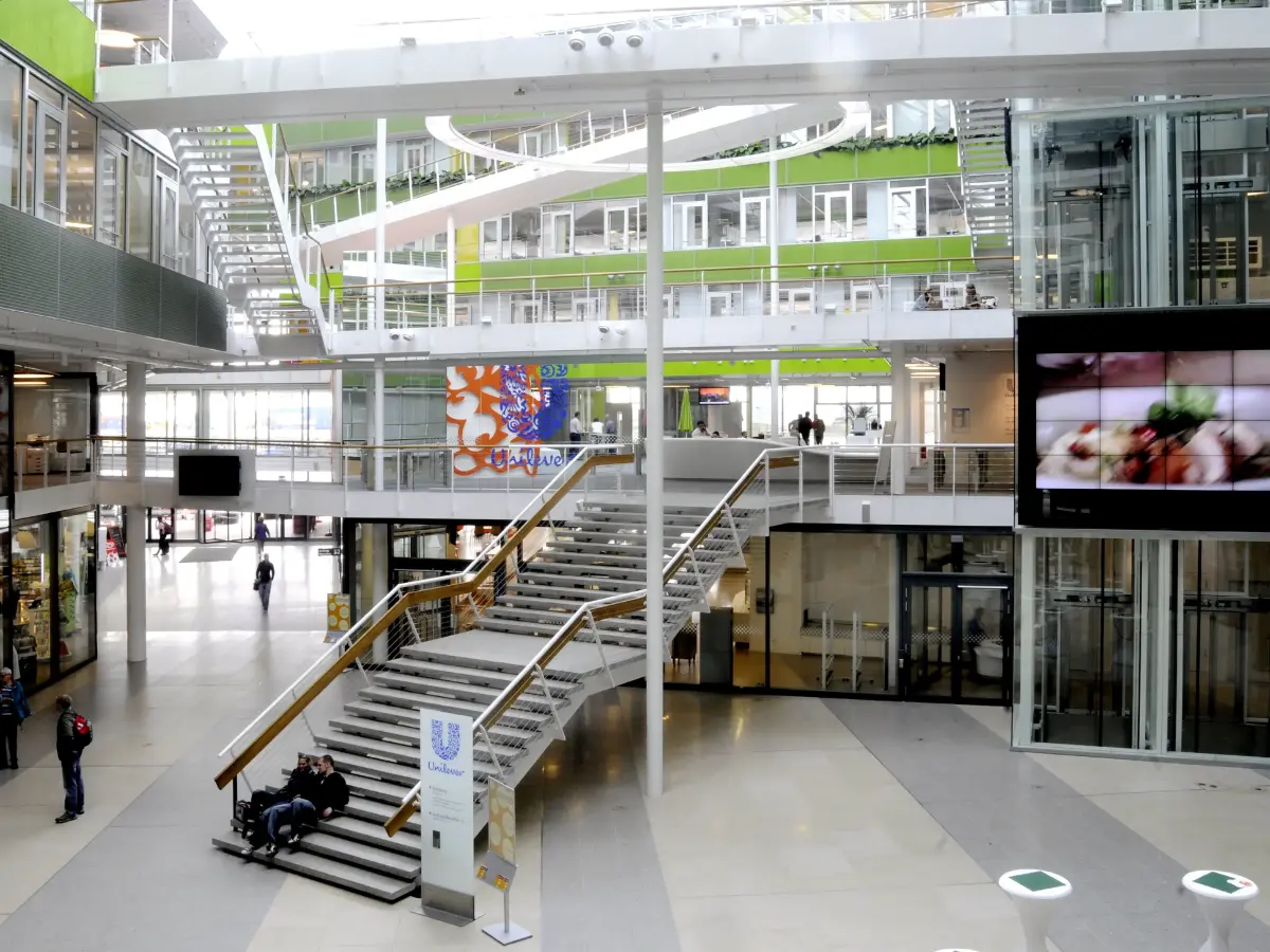 Eingangshalle hat den Charme eines modernen Einkaufszentrums