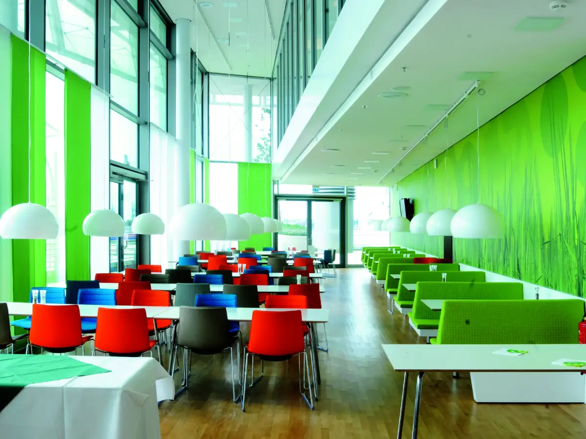 Aufenthaltsbereich mit grünen Wänden