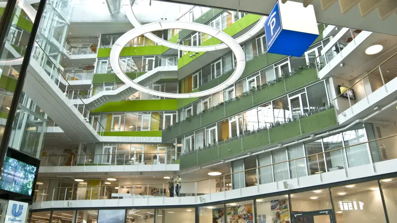 imposante Eingangshalle mit Blick nach oben