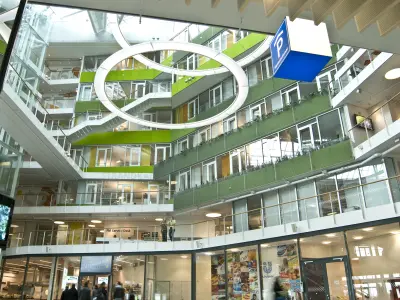 imposante Eingangshalle mit Blick nach oben