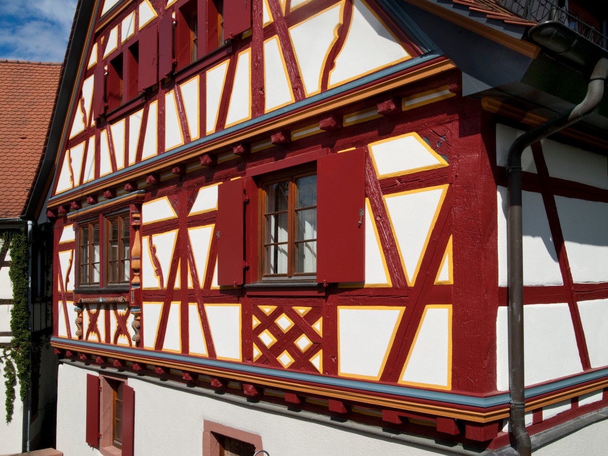 Fachwerkhaus mit Holzverzierung