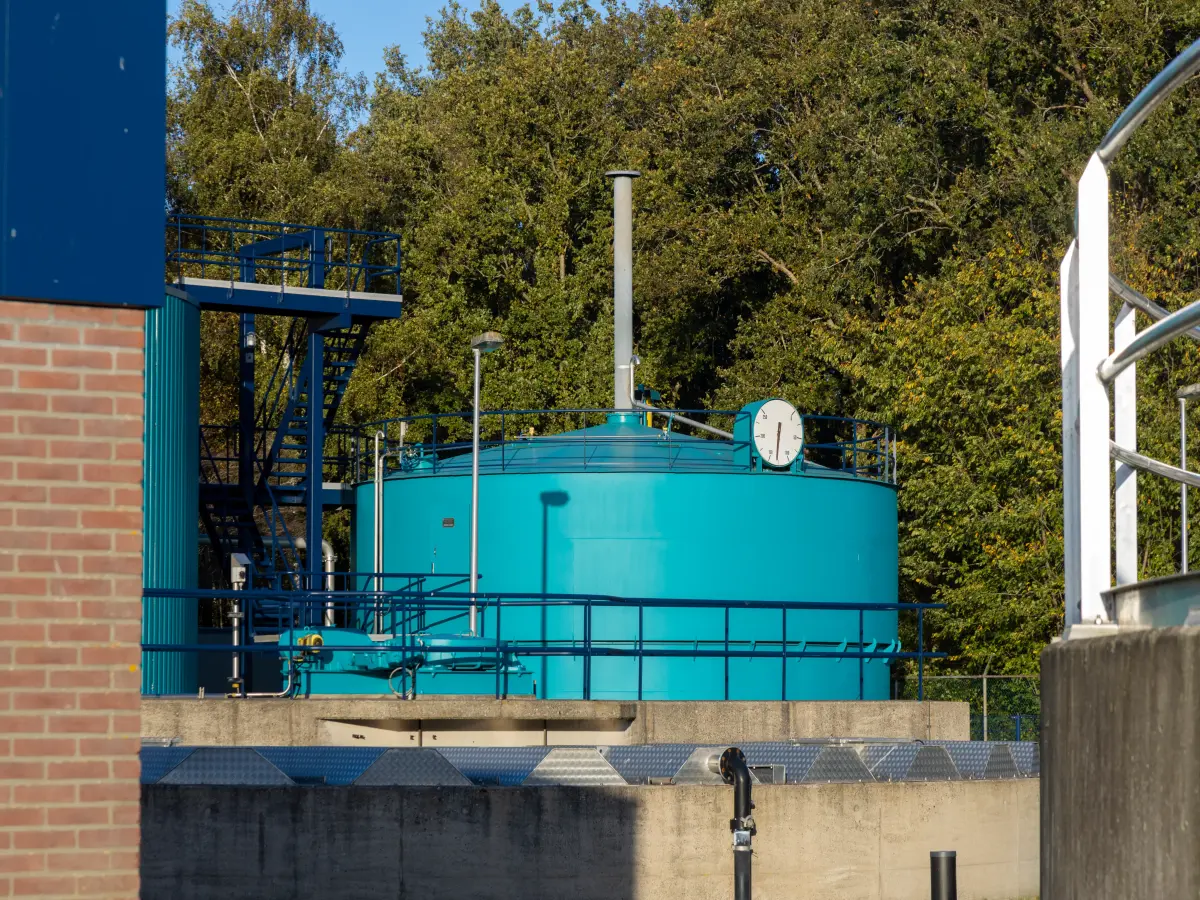 Türkislackierte Wasserbehälter