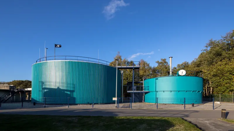 Zwei grüne Wasserbehälter