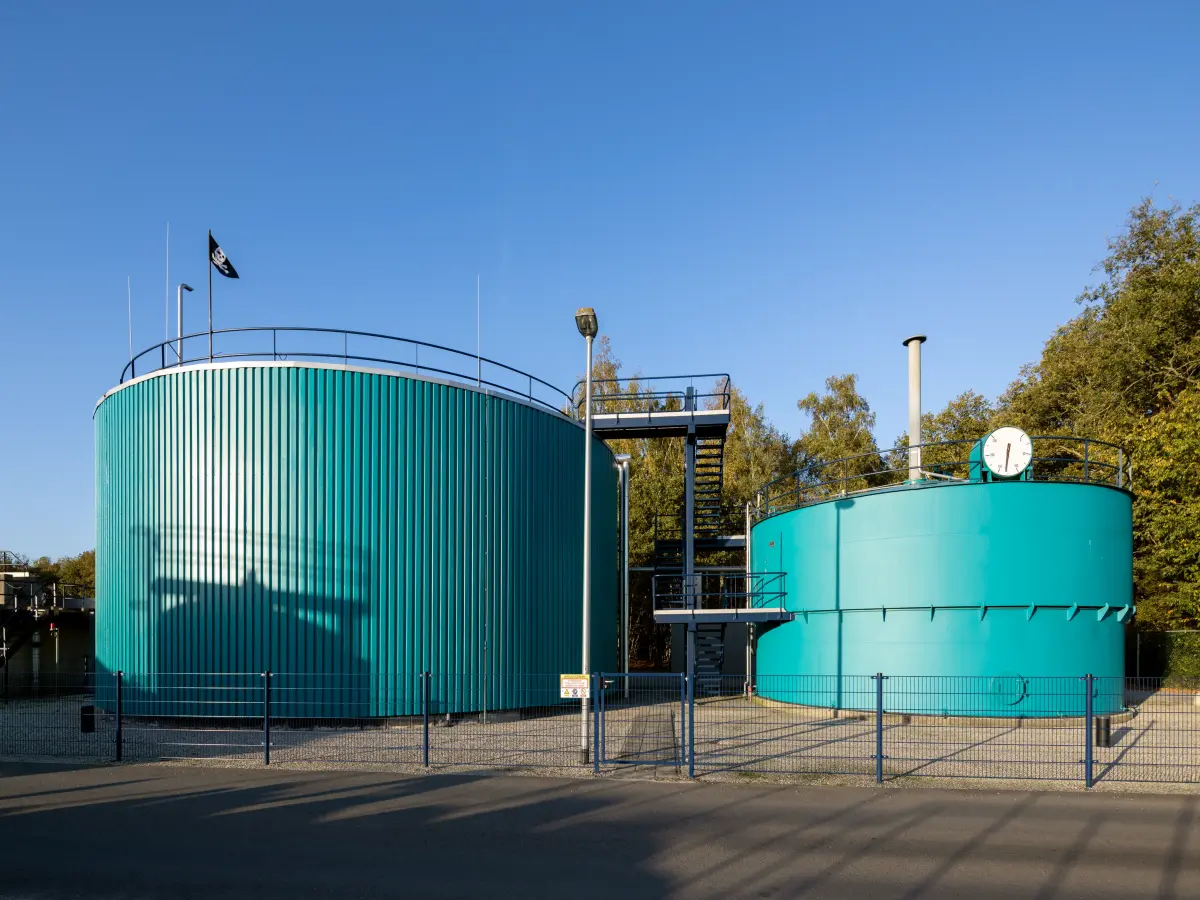 Grünlackierte Metallflächen