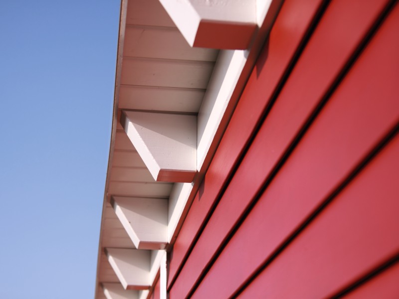 Eine rote Holzfassade 