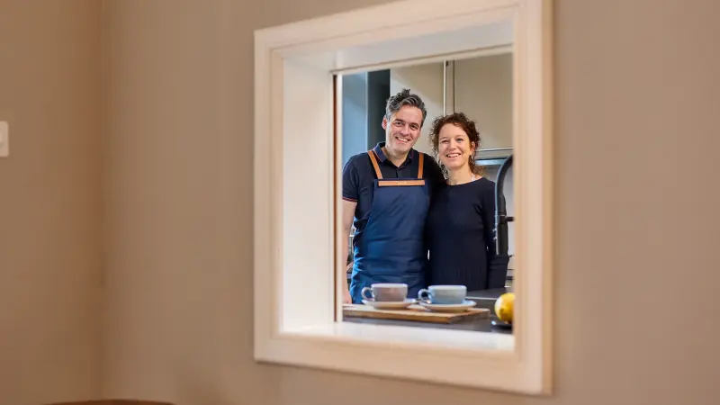 Ursi und Dennis schauen lächelnd in die Kamera