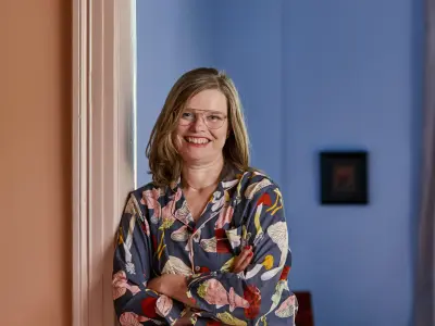 Eva lächelt in die Kamera