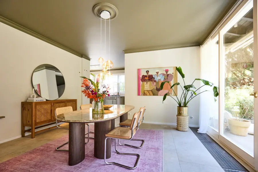 Buntes Wohnzimmer mit großer heller Fensterfront