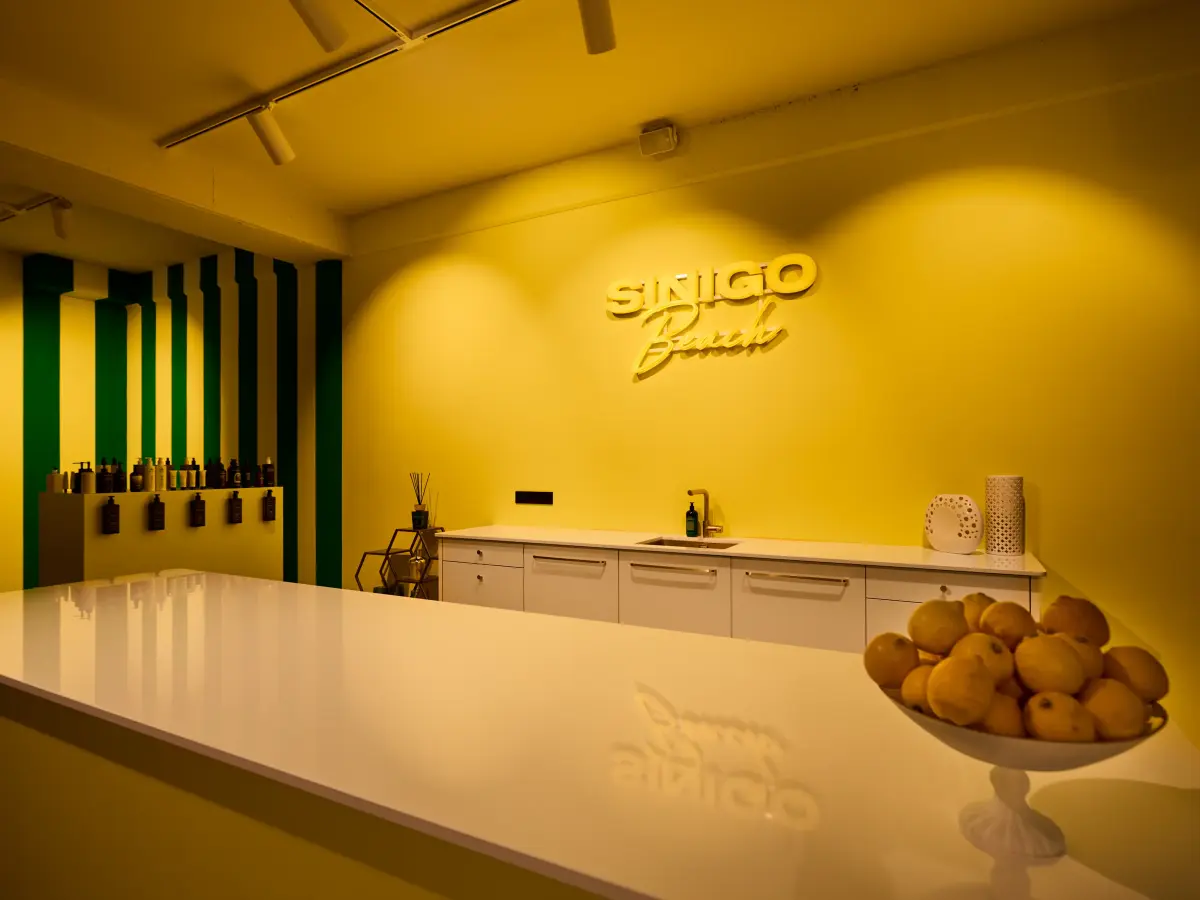 Küchenbereich in Zitronengelb