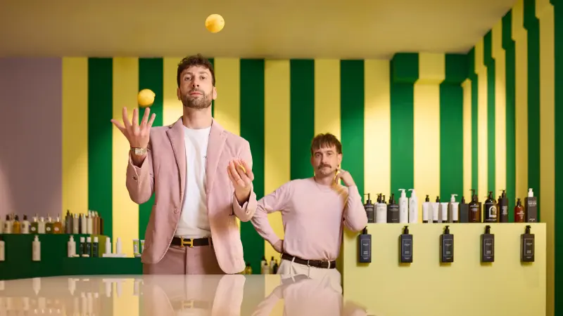 Zwei Unternehmer in stylisher Wohnung