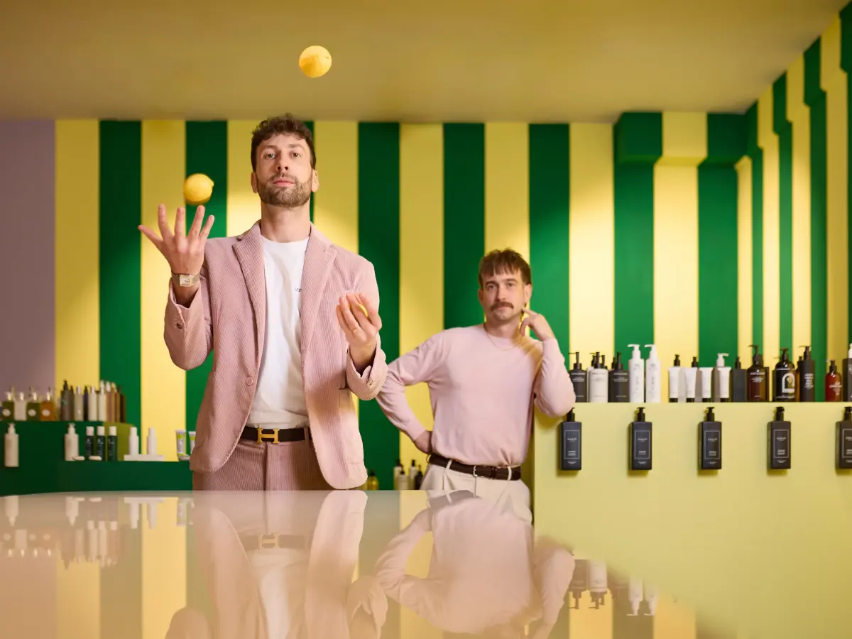 Michael und Christof werfen Zitronen in die Luft