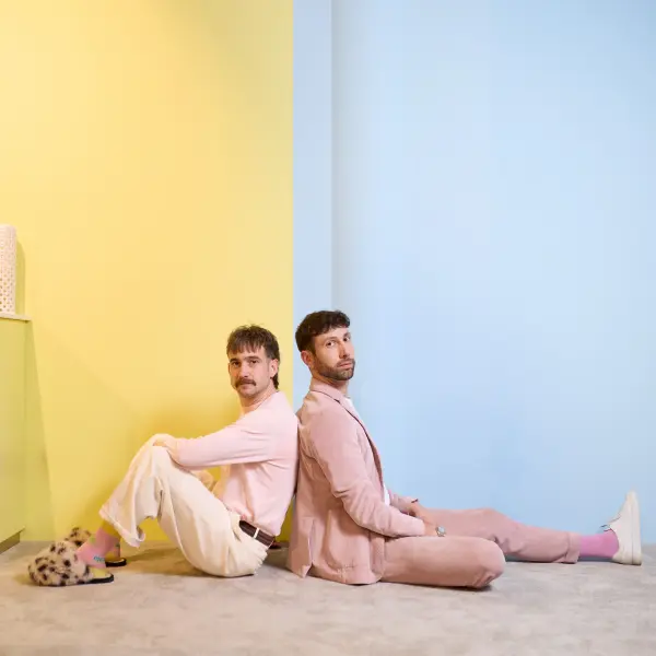 Christof und Michael sitzen auf dem Boden