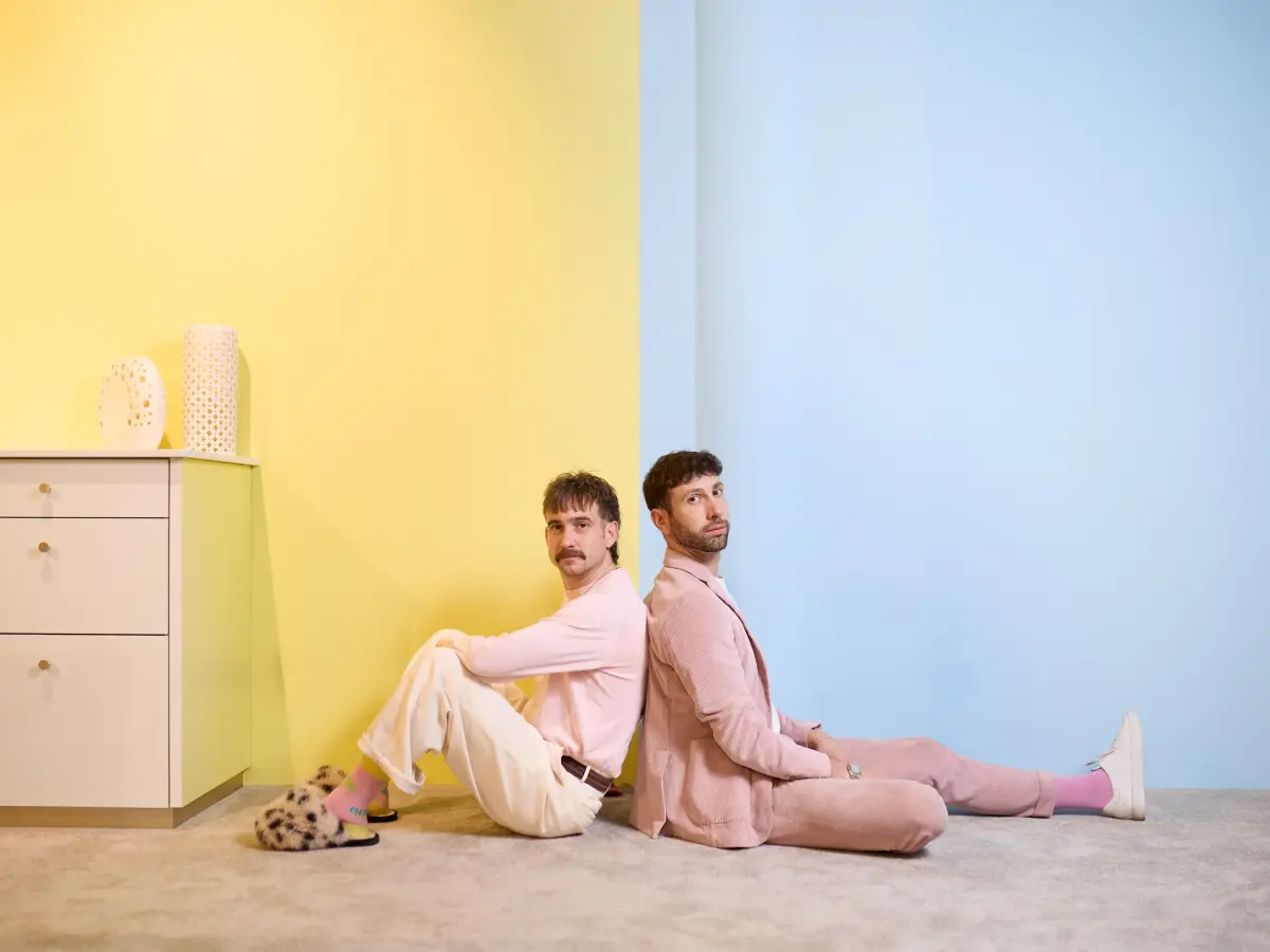 Michael und Christof lehnen an eine Wand