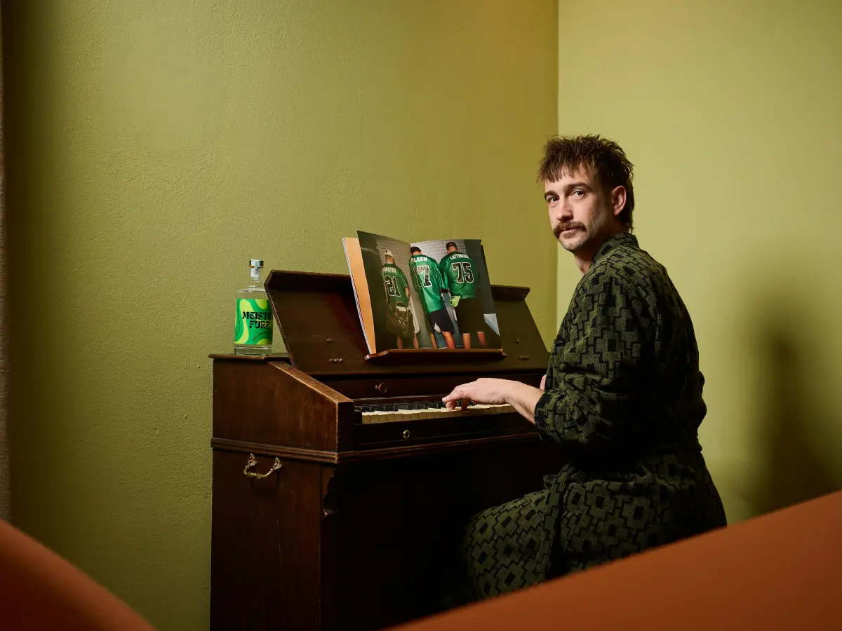 Christof sitzt an einem Klavier