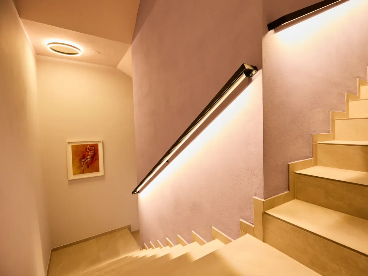 Heller Flur in pastelligen Farbtönen