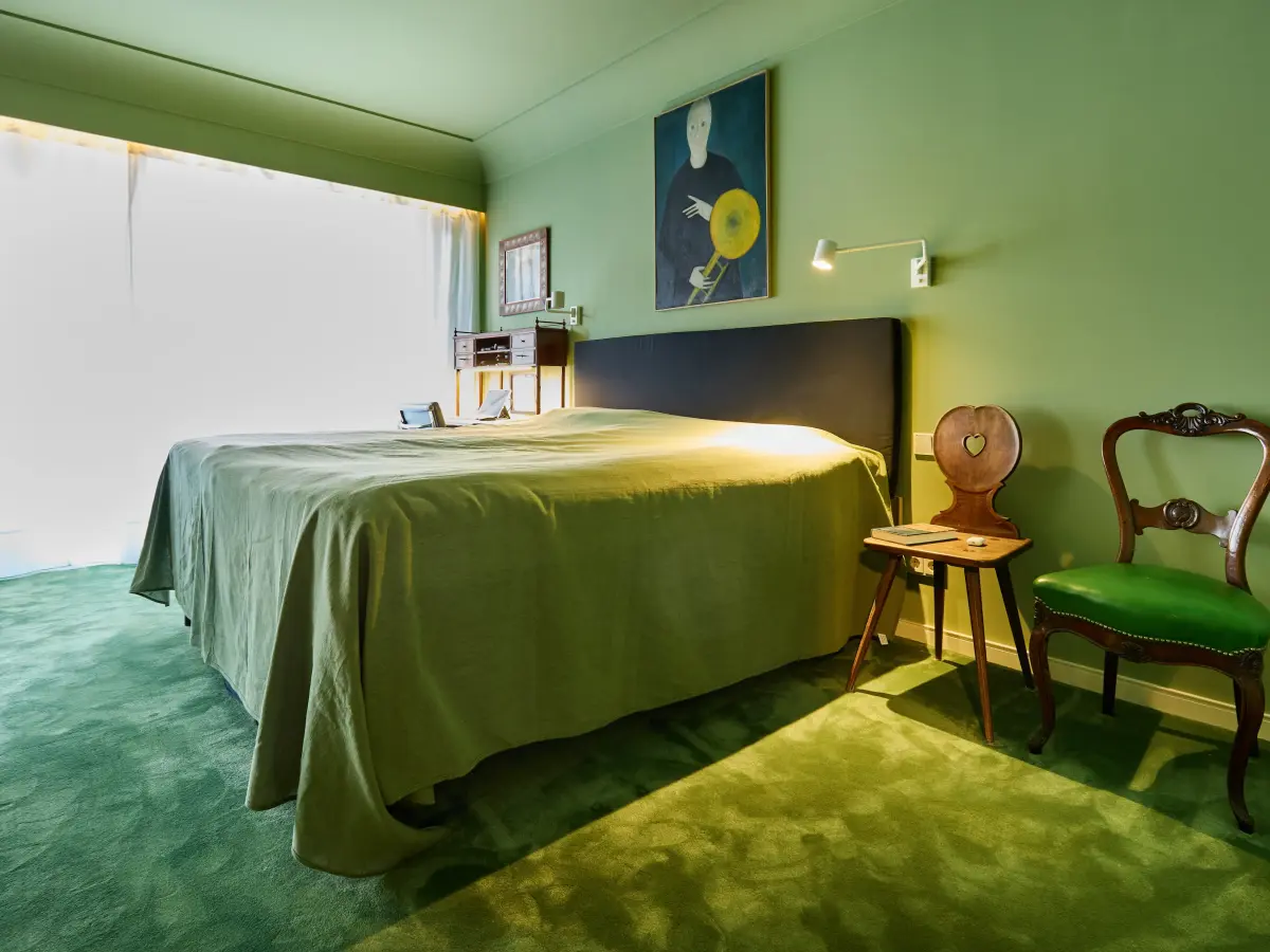 Schlafzimmer in einheitlichem Grünton