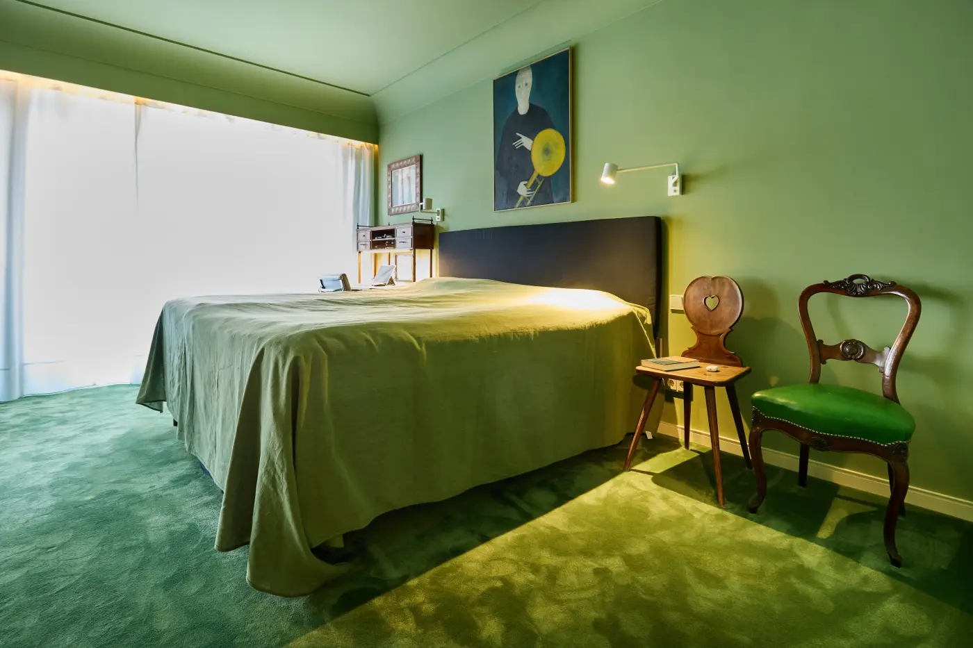 Schlafzimmer in aufeinander abgestimmten Grüntönen