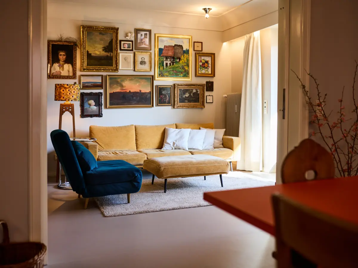 Ein Wohnzimmer mit antiken Möbeln und alten Gemälden an der Wand